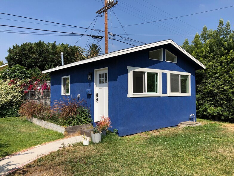 Private, Quiet, secure gated house with beautiful yard! - 3718 Revere Ave