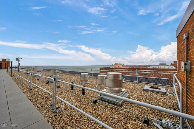 Building Photo - 11850 Edgewater Dr