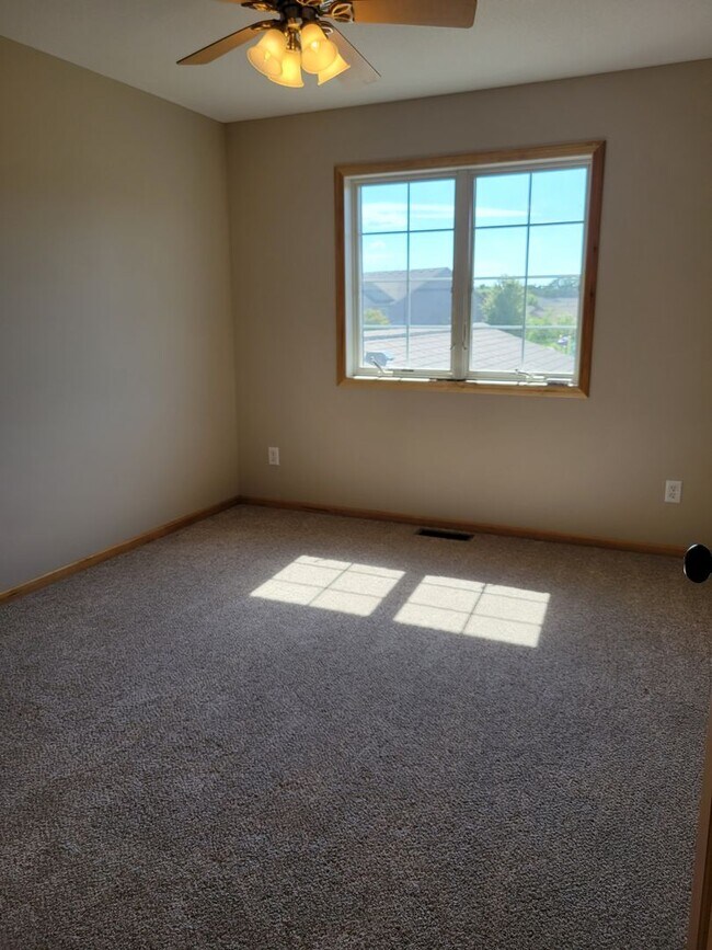 Building Photo - 3 Bedroom Townhouse - Middle Unit