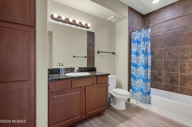 Building Photo - 2550 E River Rd