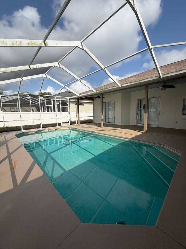 Building Photo - Welcome to your private Florida retreat in Lakeland!