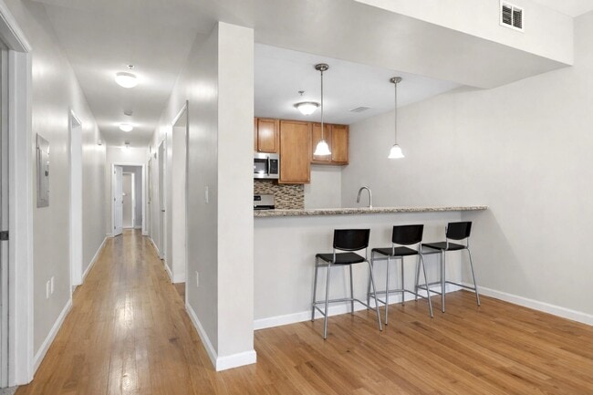 Building Photo - 612 12th St