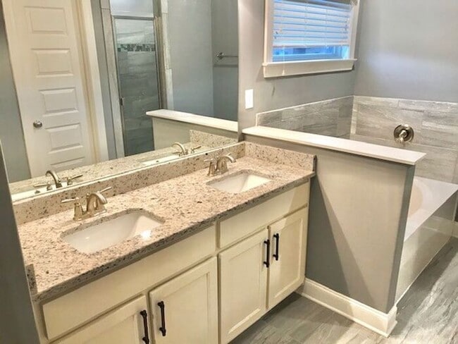 Building Photo - 4 Bedroom 3 Bath Home In Southeast Memphis...