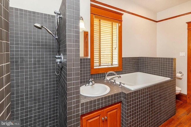 Building Photo - 7 N Loudoun St