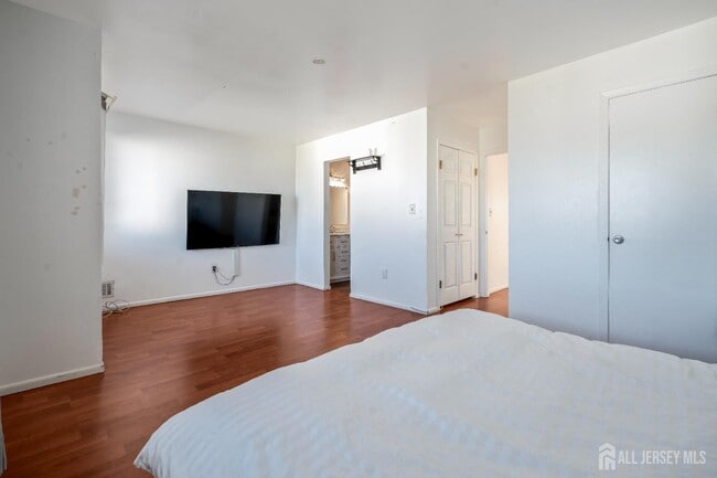 Building Photo - 424 Middlewood Rd