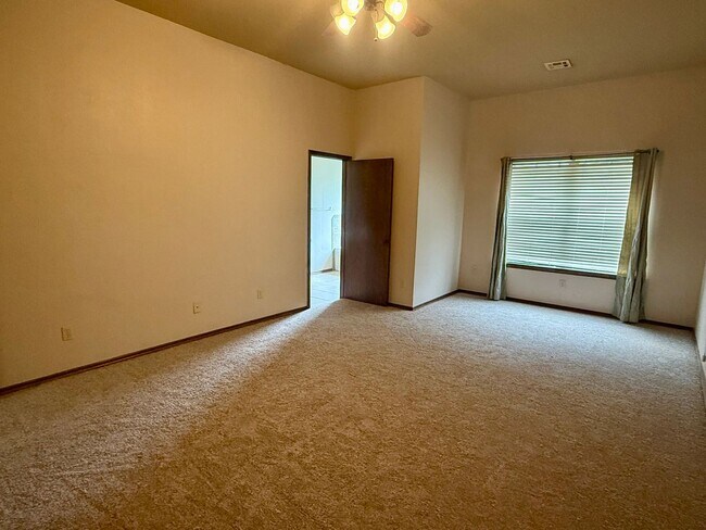 Building Photo - Beautiful 4 Bed 3 Bath Home with Great Loc...