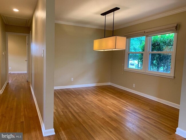 Building Photo - 1334 Mayflower Dr