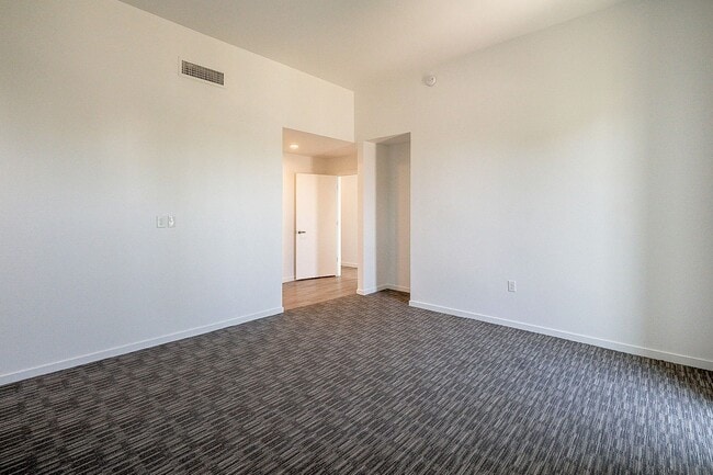 Building Photo - Live the Downtown Life! 2 Bedrooms!
