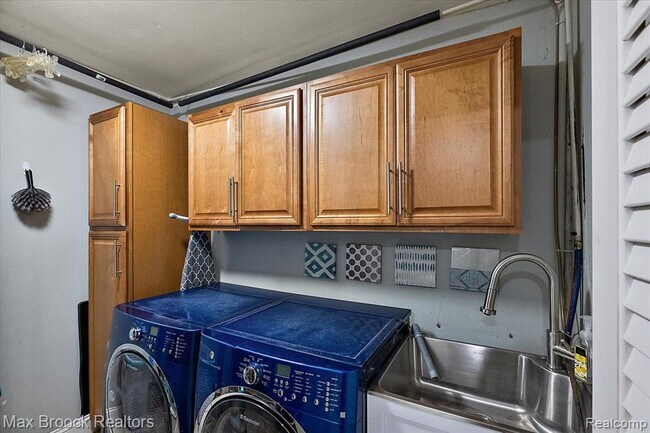 Building Photo - 486 Charlevoix St