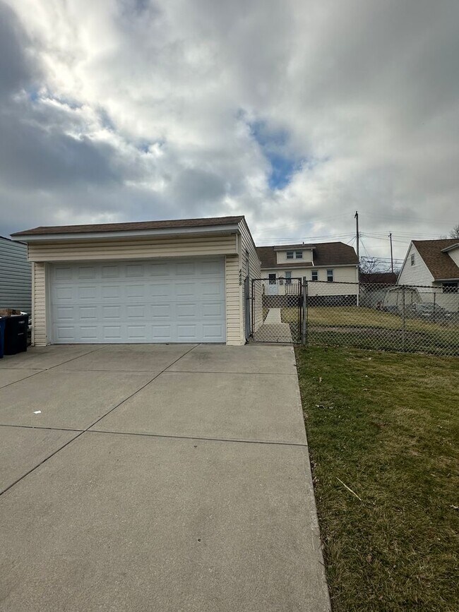 Building Photo - Newly Renovated 3 Bedroom Home