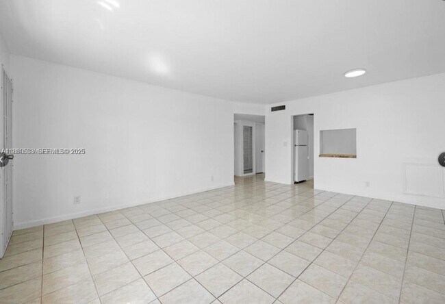 Building Photo - 1400 NE 169th St