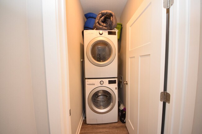 Building Photo - Spacious Luxury 2-Bed, 2-Bath Home in Longfellow – Available June 5th!