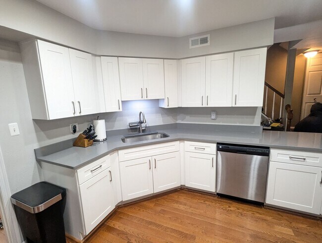 Building Photo - Beautiful 3 level END UNIT townhouse that ...