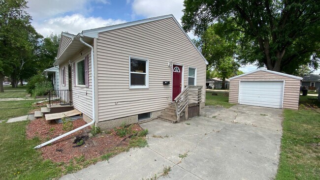 Building Photo - 5 Bedroom House for Rent