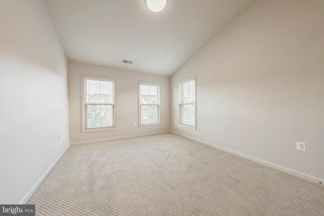 Building Photo - 42541 Dreamweaver Dr
