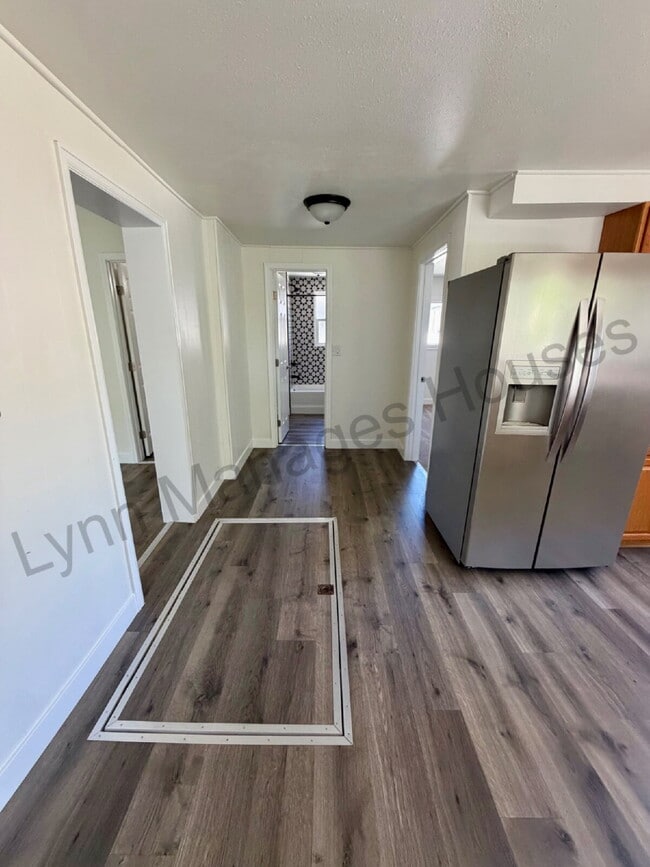 Building Photo - Updated Single Family Home with Fenced Yard