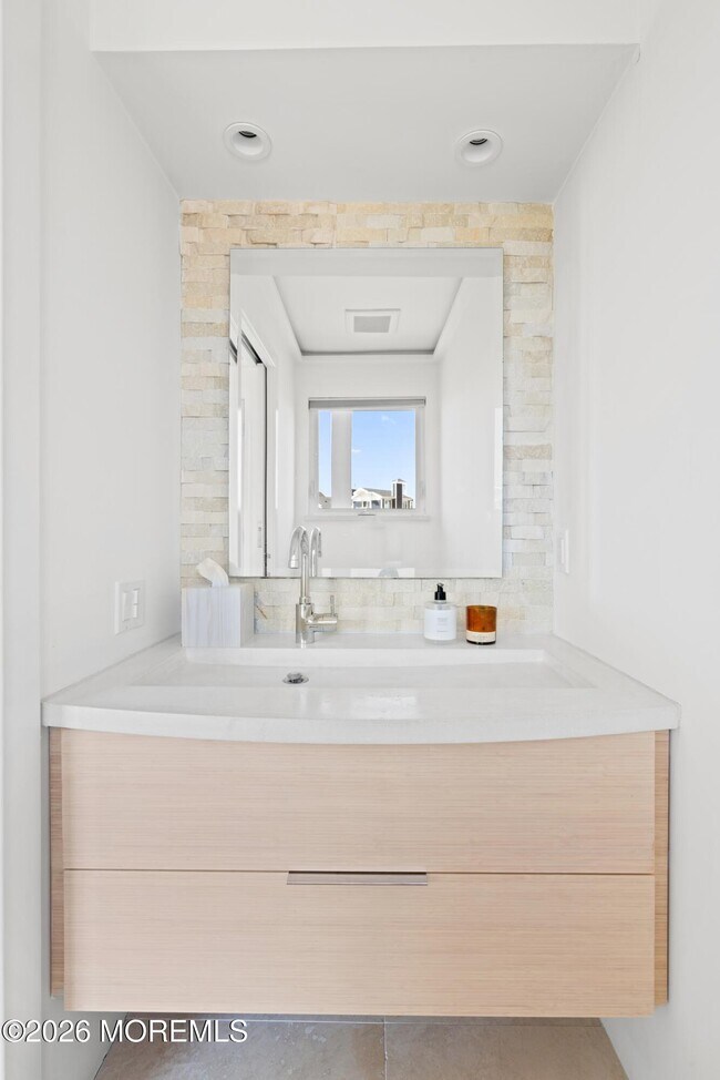 Building Photo - 7 Circle Dr