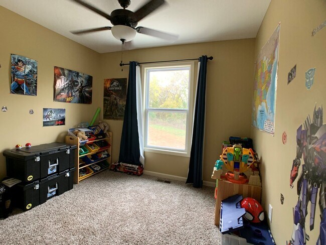 Building Photo - WOODED LOT! PRIVATE DRIVEWAY!