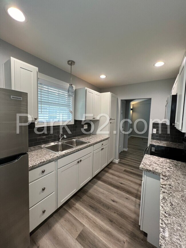 Building Photo - Updated 1 Bedroom 1 Bathroom Single Family Home!