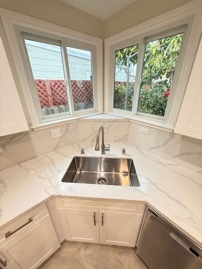 Building Photo - Charming 2-Bedroom Home Large Rumpus Room,...