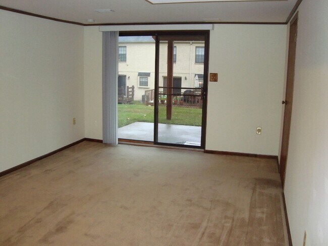 Building Photo - 562 Canterbury Rd