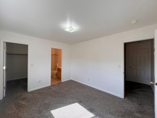 Building Photo - 665 Starlite Dr