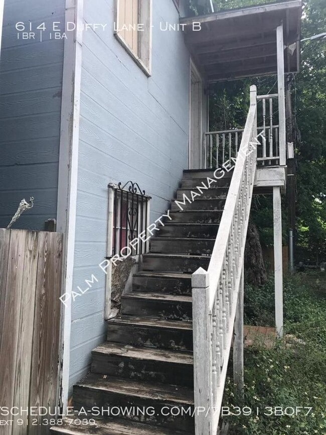 Building Photo - Adorable Studio Apartment Available with great shared Courtyard