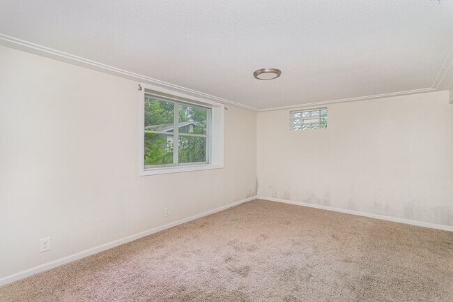 Building Photo - Spacious 5bed|2bath Home w/ Large Backyard...