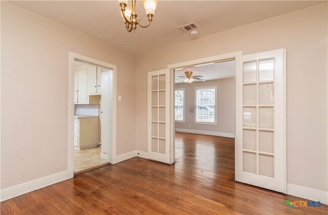 Building Photo - 712 S Walnut Ave