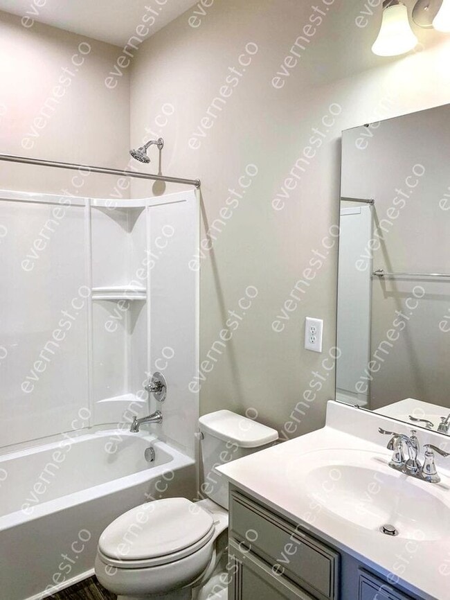 Building Photo - Gorgeous 3-Bedroom Townhouse with Modern C...