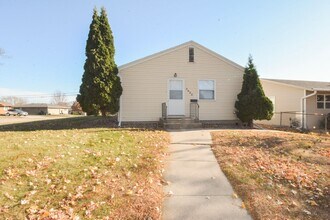 Building Photo - Ranch style apartment in duplex with finished basement space!