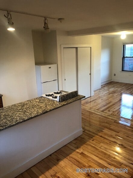 Building Photo - 39 Beacon St