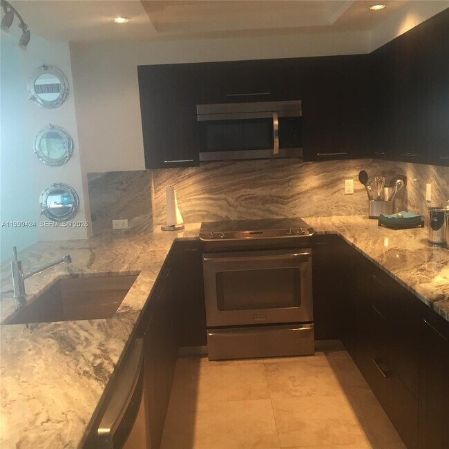 Building Photo - 6917 Collins Ave