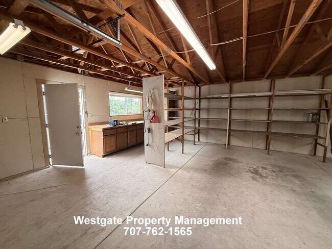 Building Photo - 965 Eastman Ln