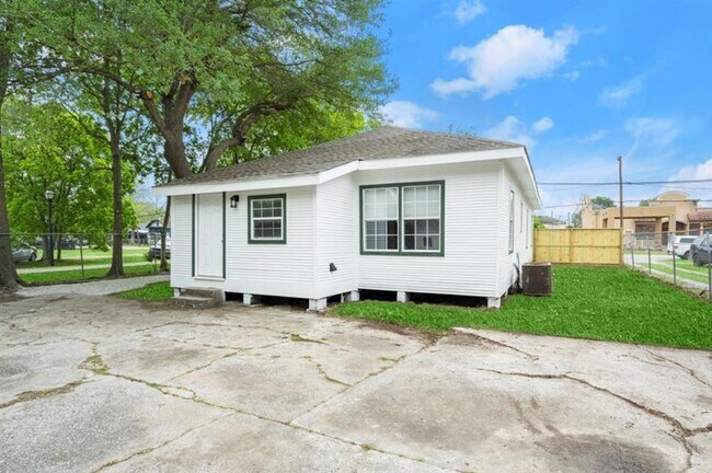 Building Photo - 304 Delmar St