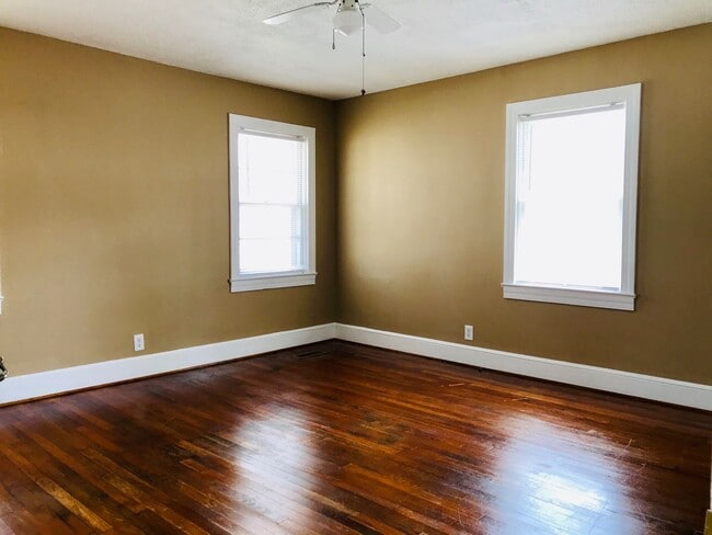 Building Photo - Rare Gem! Spacious and fantastic updated o...