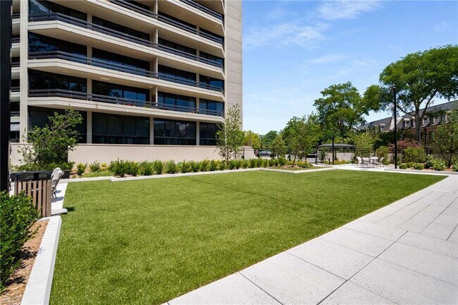 Building Photo - 2660 Peachtree Rd NW