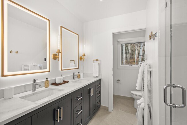 Building Photo - 262 Eastwood Rd