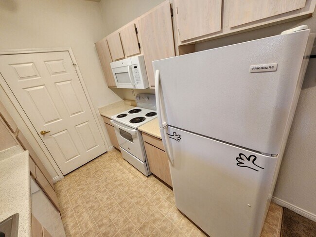 Building Photo - Fantastic, well maintained 2 bedroom condo.