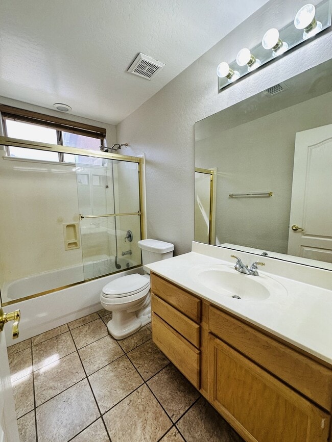 Building Photo - 672 W Raven Dr