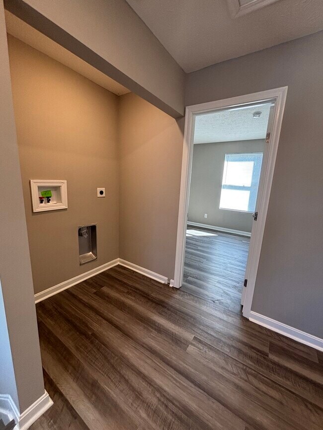 Building Photo - 2202 Pine Valley Dr