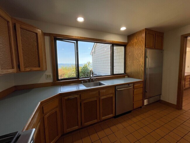 Building Photo - Lovely, Spacious Home with Stunning view o...