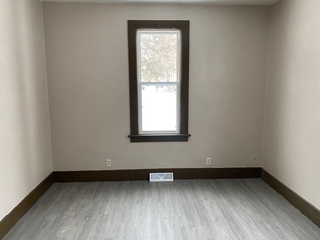 Building Photo - 5 Bed 1.5 Bath Single Family Home in Wausau