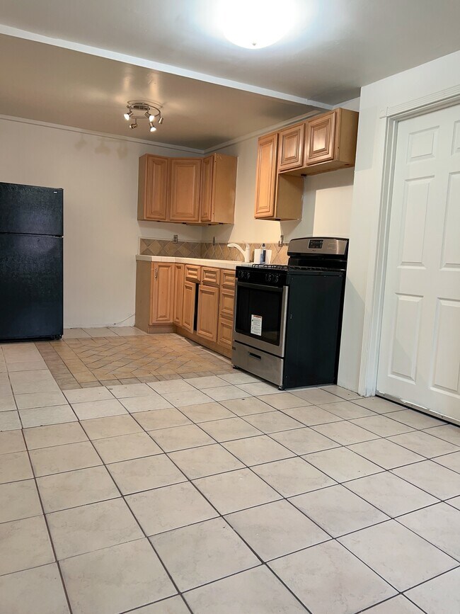 Building Photo - 1016 E Ross Ave