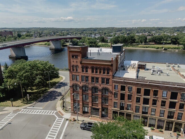Building Photo - 155 River St
