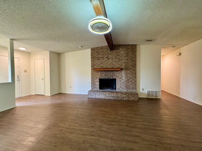 Building Photo - Single Family Home