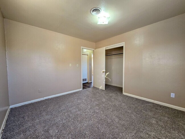 Building Photo - 2 Bedroom 1 Bath Home in Shawnee