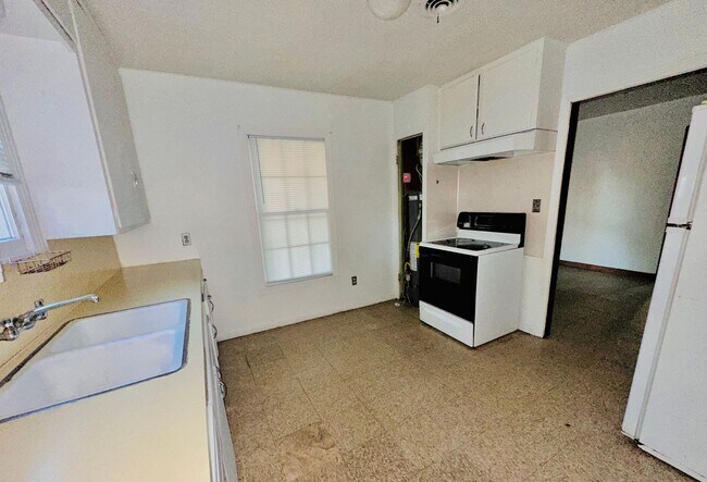 Building Photo - 3 bed/2bath with W/D connections and 2 garages