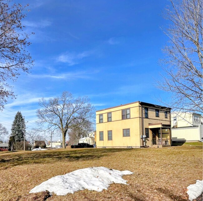 Large yard, end of cul-de-sac - 2119 14th St S