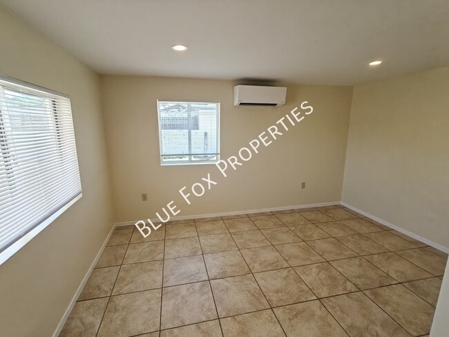 Building Photo - 3020 N Park Ave